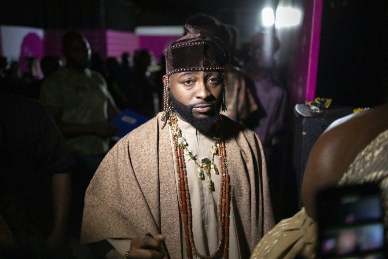Davido affiche les noms d'écoliers kidnappés sur sa veste et déclenche une vive polémique