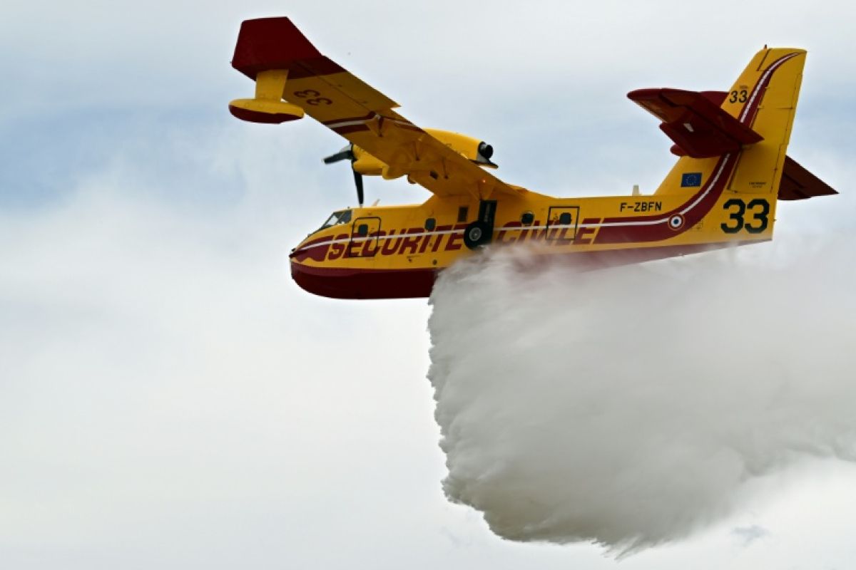 200 millions pour deux Canadair la France muscle sa flotte mais le compte à rebours des pompiers s'affole