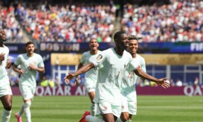 Dembélé en feu, la France finit en tête du groupe