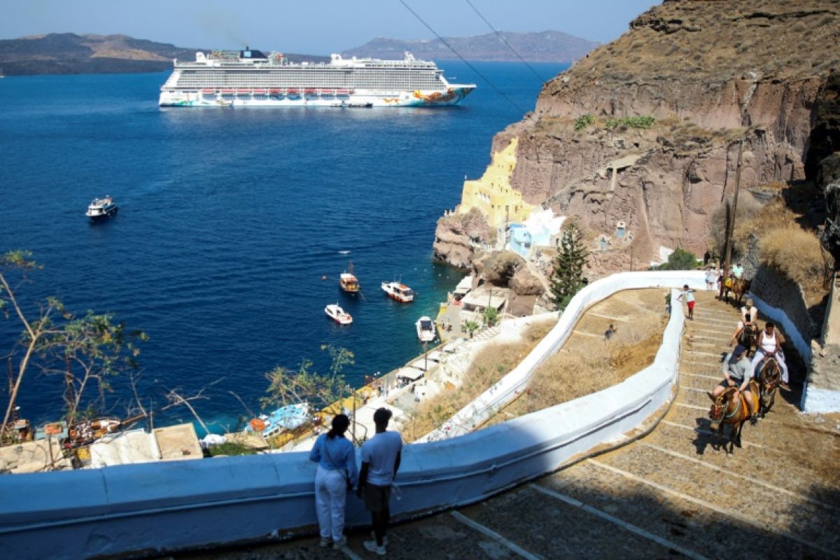 Santorin étouffe sous l’afflux de visiteurs
