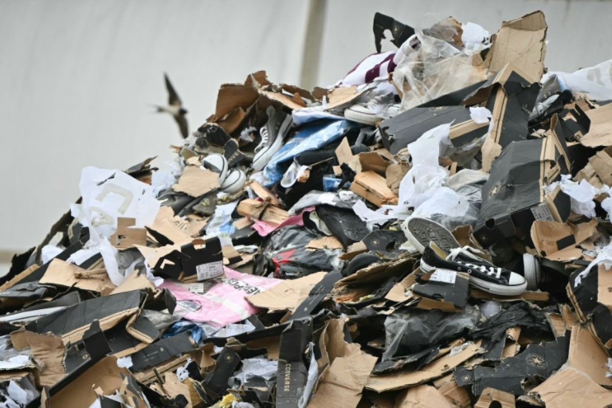 Quinze ans pour broyer 38 000 paires de baskets contrefaites au Havre
