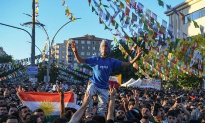 Des milliers de Kurdes manifestent pour exiger la libération de leur leader emprisonné
