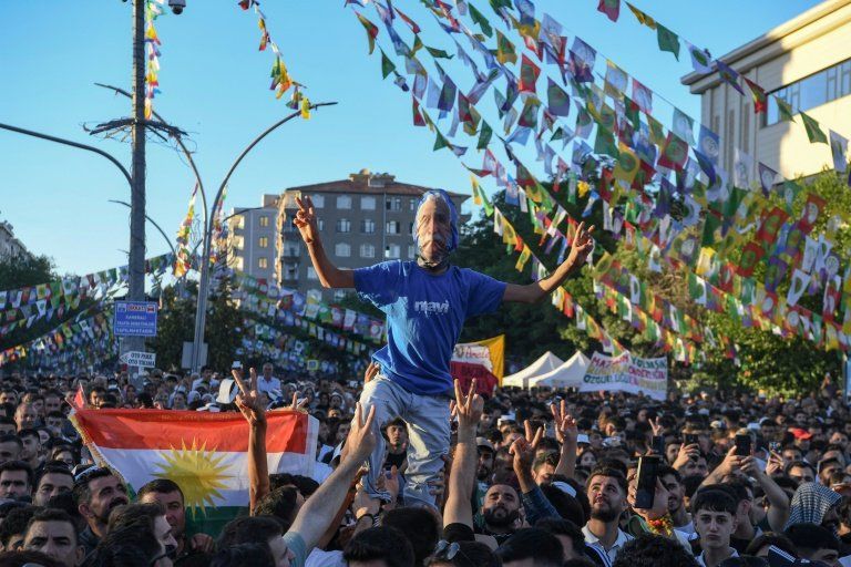 Des milliers de Kurdes manifestent pour exiger la libération de leur leader emprisonné