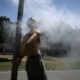 La canicule exceptionnelle fait plier les hôpitaux et réveille les solidarités