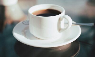 Pourquoi votre café vous déshydrate en pleine canicule
