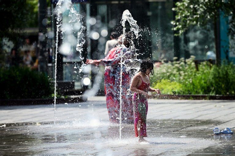 La canicule étouffe la France et menace la Fête de la musique