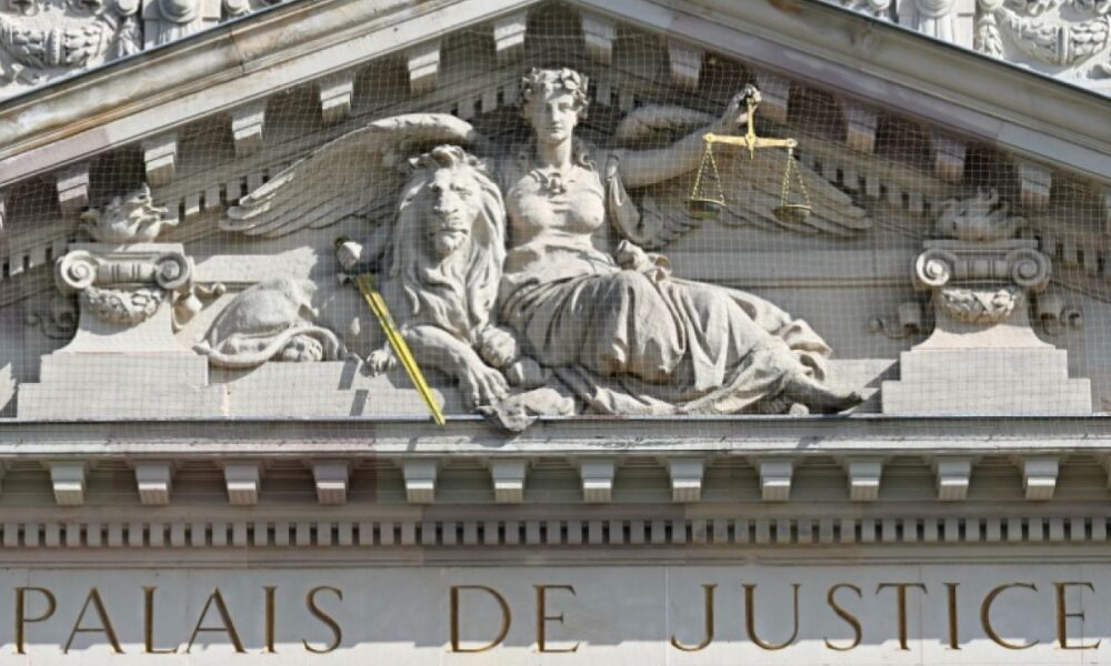 Un ostéopathe jugé pour 31 viols et agressions sexuelles se dit "idiot" et "maladroit"