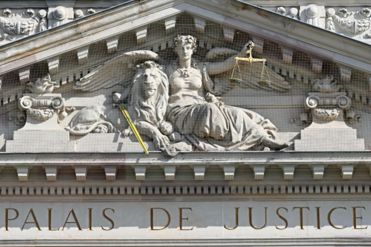 Un ostéopathe jugé pour 31 viols et agressions sexuelles se dit "idiot" et "maladroit"