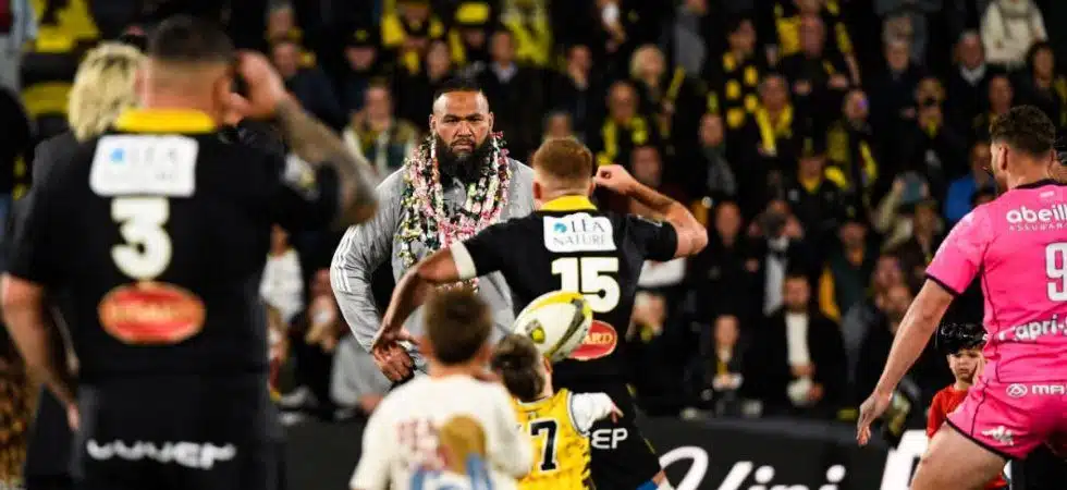 Uini Atonio salué par un haka pour son dernier match