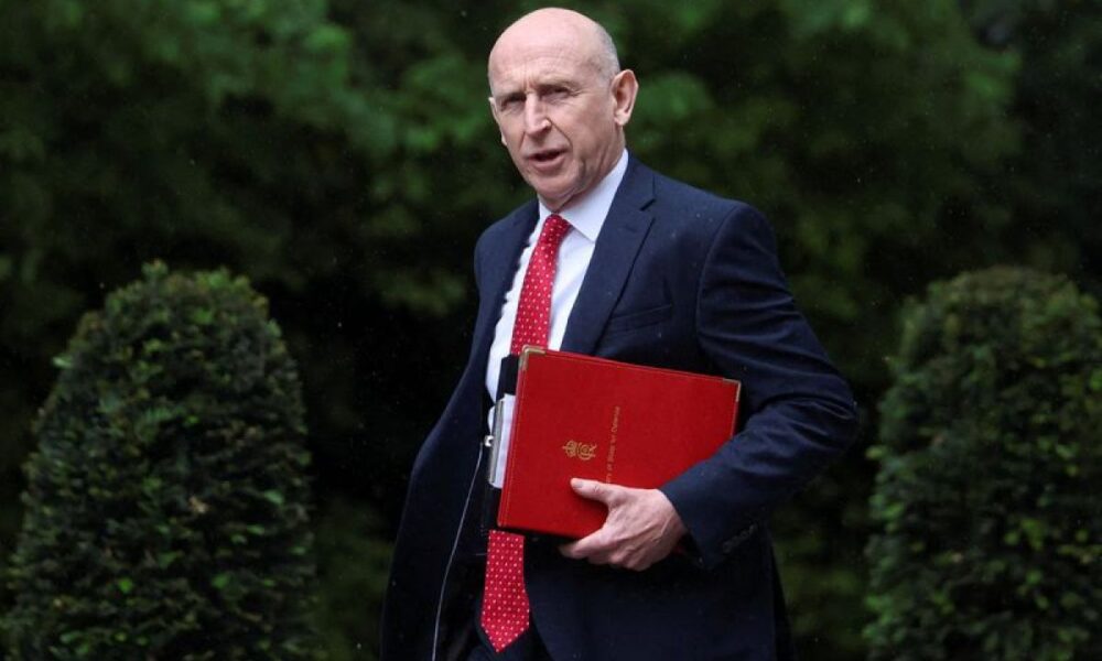 John Healey jette l’éponge et accuse Starmer de laisser l’armée à découvert