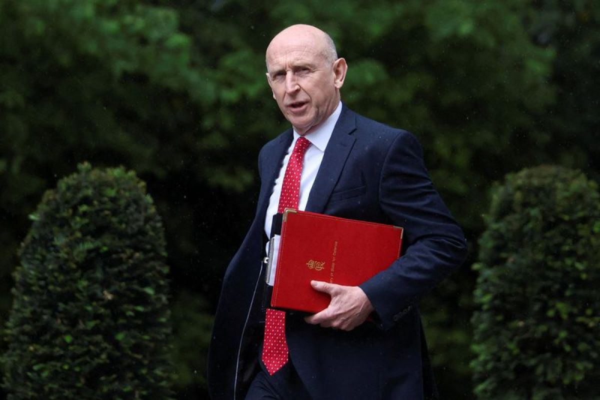 John Healey jette l’éponge et accuse Starmer de laisser l’armée à découvert