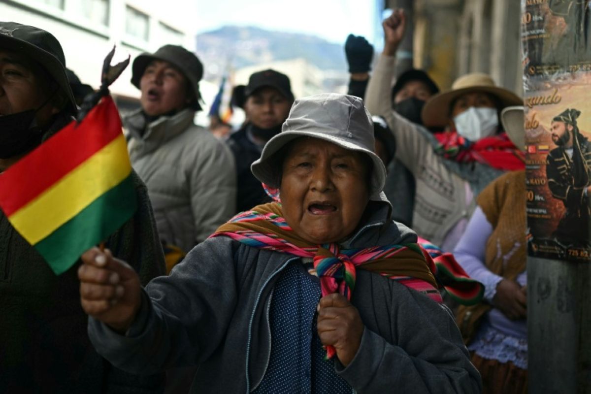 Bolivie la rue crie sa colère contre le nouveau président