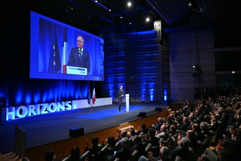 Édouard Philippe connecte 9 500 Français depuis son salon