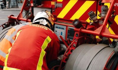 Un entrepôt en feu à Paris blesse six pompiers et évacue des immeubles
