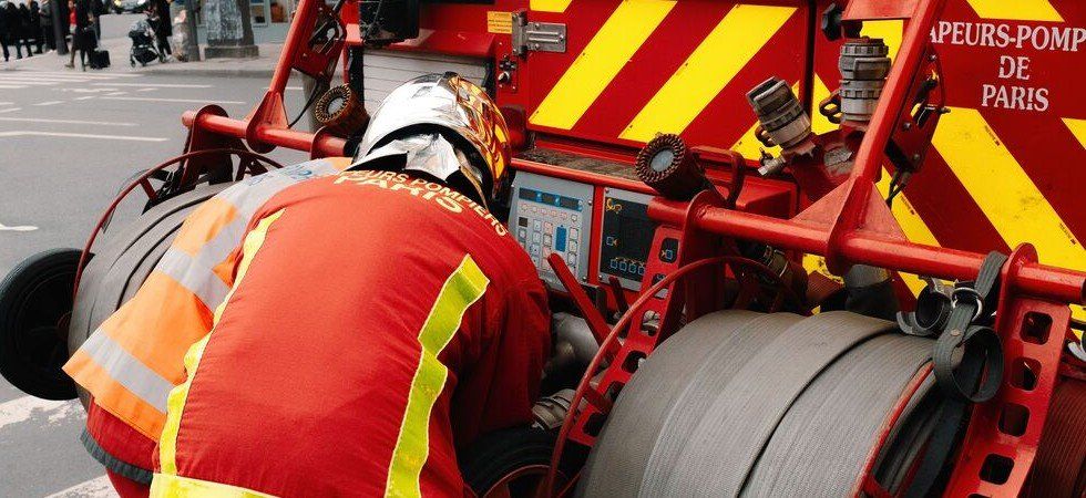 Un entrepôt en feu à Paris blesse six pompiers et évacue des immeubles