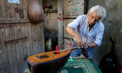 À Gaza, ce luthier de 60 ans répare les ouds avec des caisses d'aide humanitaire
