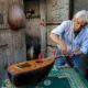 À Gaza, ce luthier de 60 ans répare les ouds avec des caisses d'aide humanitaire