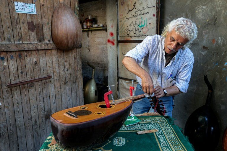 À Gaza, ce luthier de 60 ans répare les ouds avec des caisses d'aide humanitaire