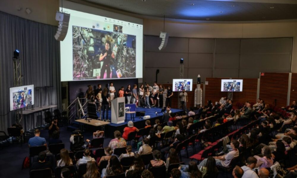 Depuis l’ISS, Sophie Adenot montre aux enfants les cicatrices de l’homme sur Terre