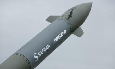 Un expert du guidage rafle la mise face au champion de l’industrie spatiale