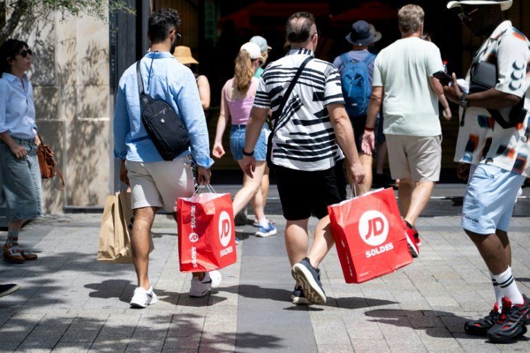 Les soldes d été sous 42°C une aubaine pour les uns une galère pour les autres