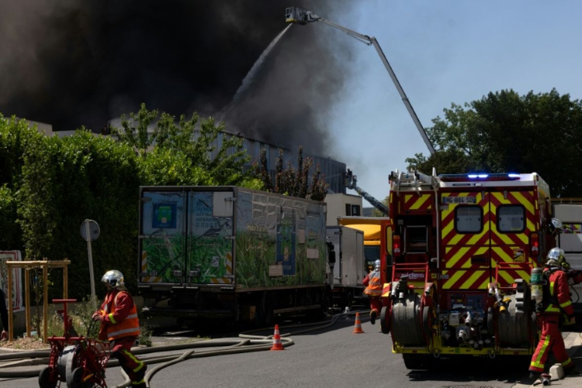 150 pompiers face à un brasier géant à Bobigny