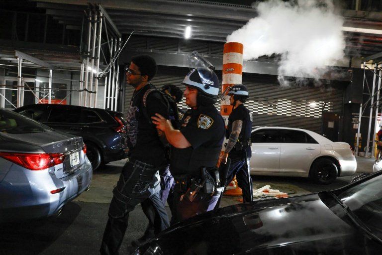 Knicks champions, New York en liesse puis en émeute : 63 arrestations et des bus scolaires en feu