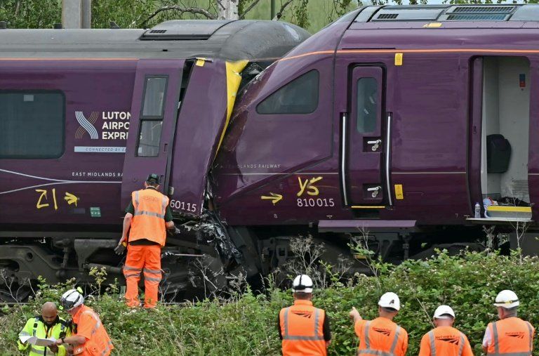 Un conducteur de train tué et 28 blessés graves après une collision en Angleterre