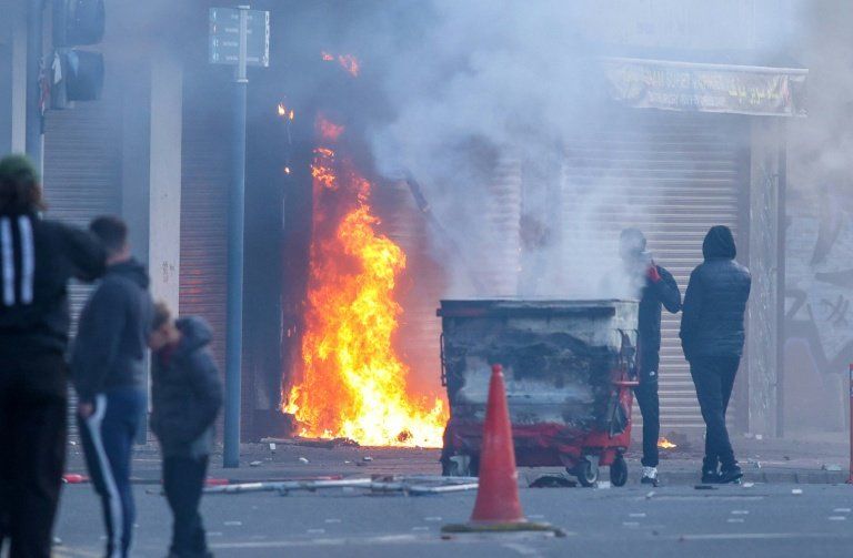 Belfast retient son souffle après une nuit d'émeutes anti-immigrés