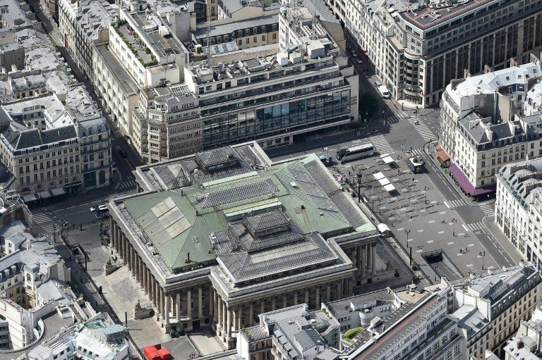 Paris étouffe le quartier de la Bourse privé de courant à cause de la canicule