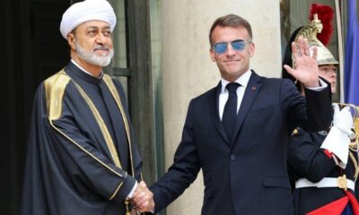Macron remet ses lunettes d’aviateur et relance le buzz
