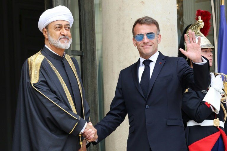 Macron remet ses lunettes d’aviateur et relance le buzz