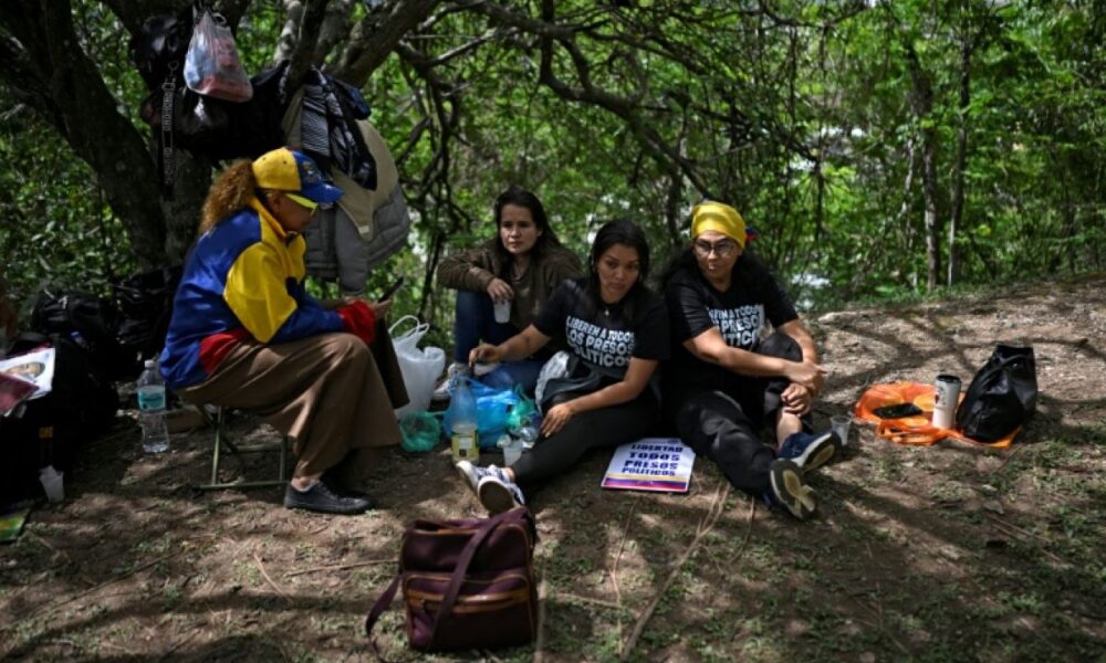 Devant l'ambassade US à Caracas, des familles campent pour la liberté de leurs proches