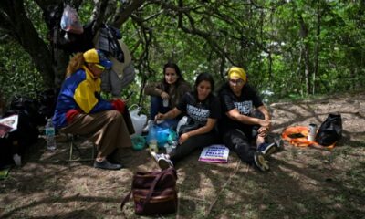 Devant l'ambassade US à Caracas, des familles campent pour la liberté de leurs proches