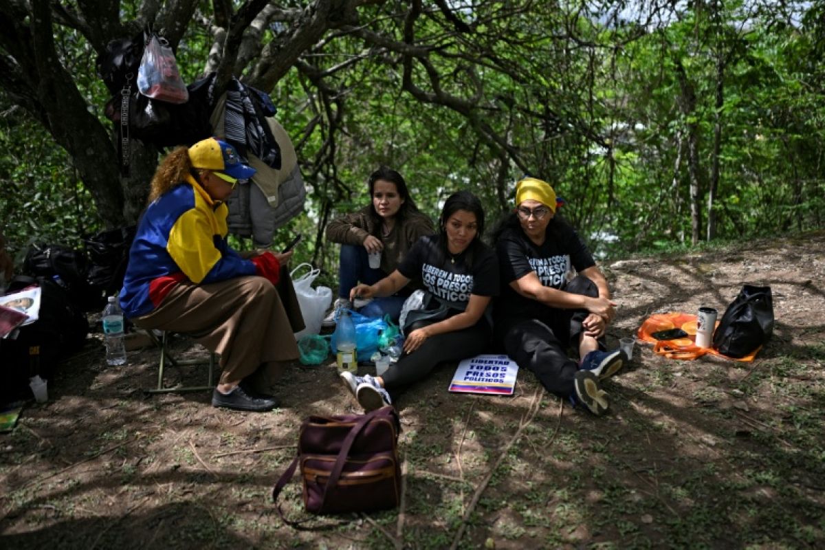 Devant l'ambassade US à Caracas, des familles campent pour la liberté de leurs proches