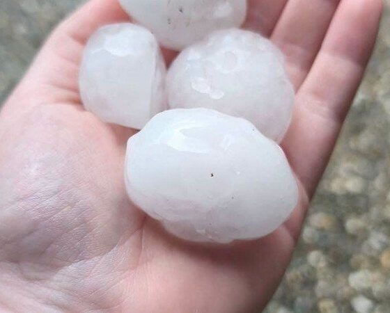 Des grêlons gros comme des balles de golf s'abattent sur la Normandie en plein épisode de canicule