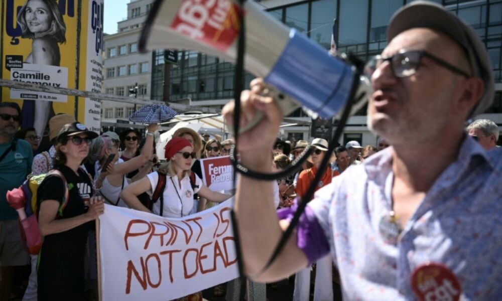 Des centaines de journalistes dans la rue pour sauver leur métier