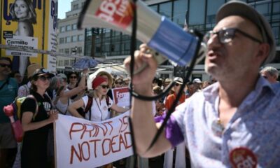 Des centaines de journalistes dans la rue pour sauver leur métier