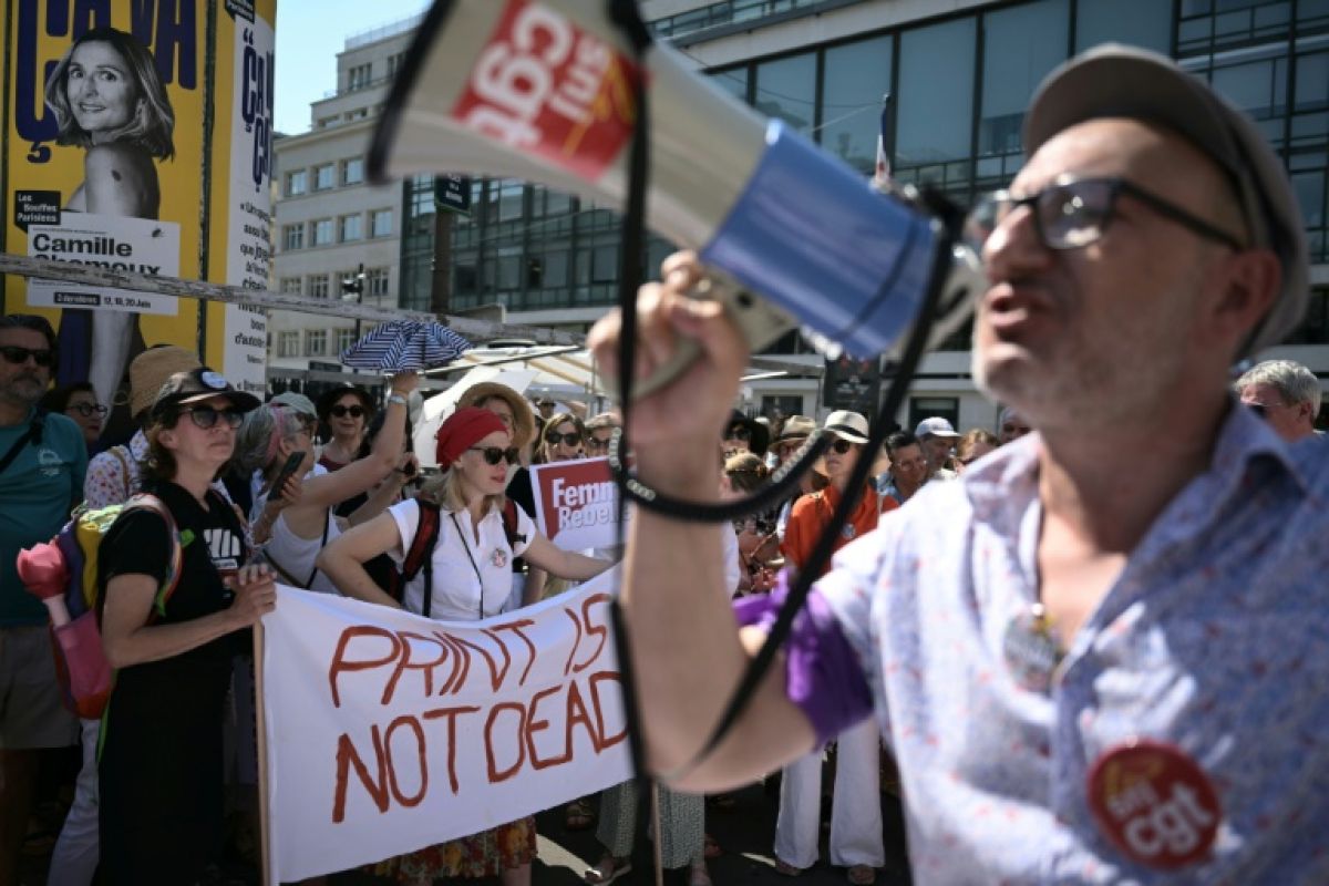 Des centaines de journalistes dans la rue pour sauver leur métier