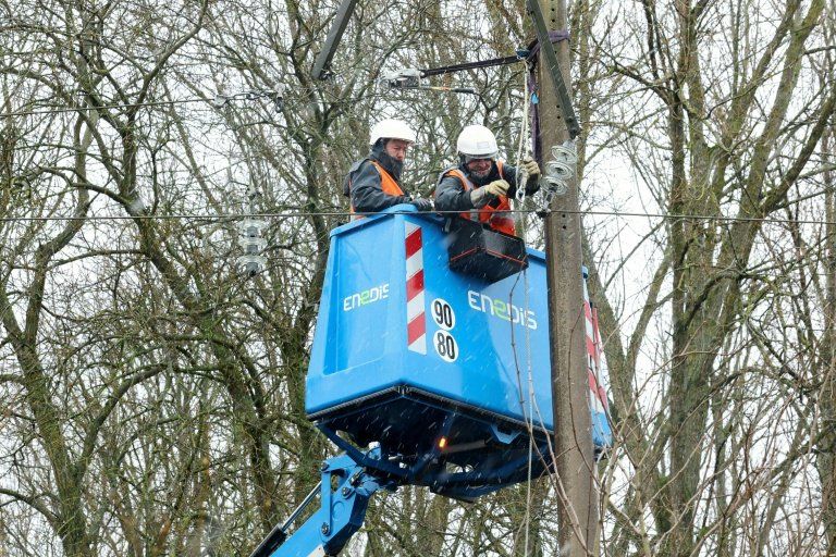 20 000 foyers toujours sans électricité après les orages caniculaires