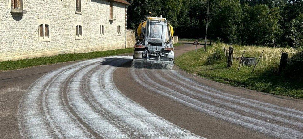 Le bitume fond sous la chaleur ce produit blanc pourrait sauver les routes