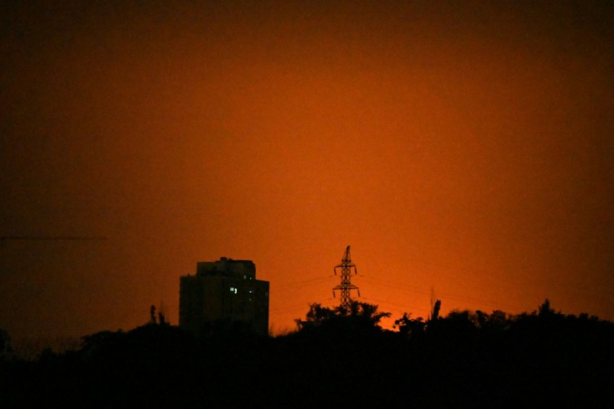 Kiev frappée en plein cœur une attaque aux missiles balistiques fait un mort et des dégâts étendus