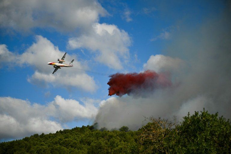 Le sud en feu des hectares partent en fumée avant l'arrivée de Lecornu