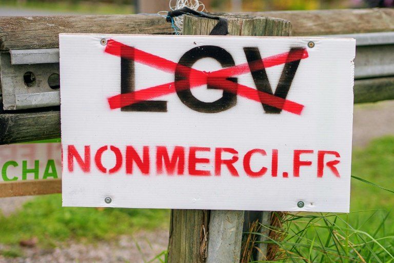Des centaines de manifestants font la chaîne pour défendre une vallée menacée par le TGV