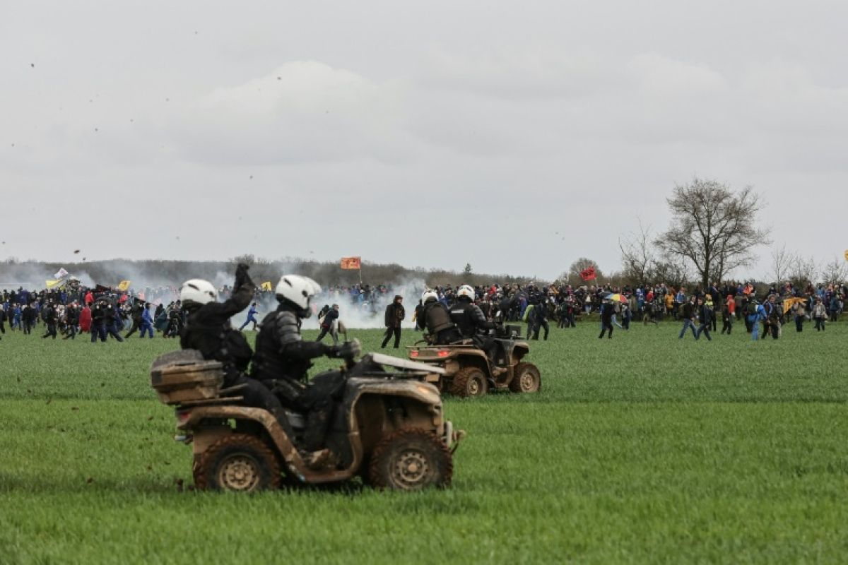 Manifestation à Sainte-Soline la Défenseure des droits dénonce des tirs interdits et des propos qui tuent