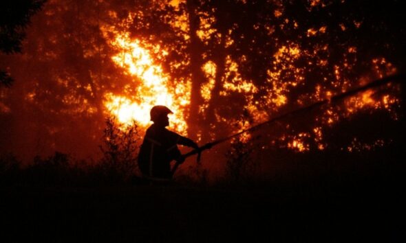 40 000 évacuations en Gironde le plus gros incendie de l'année ravage la forêt