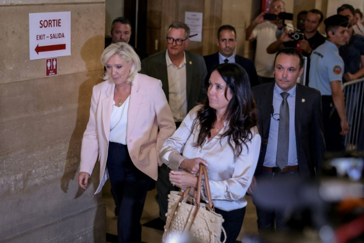 Bracelet électronique et campagne présidentielle le casse-tête de Marine Le Pen