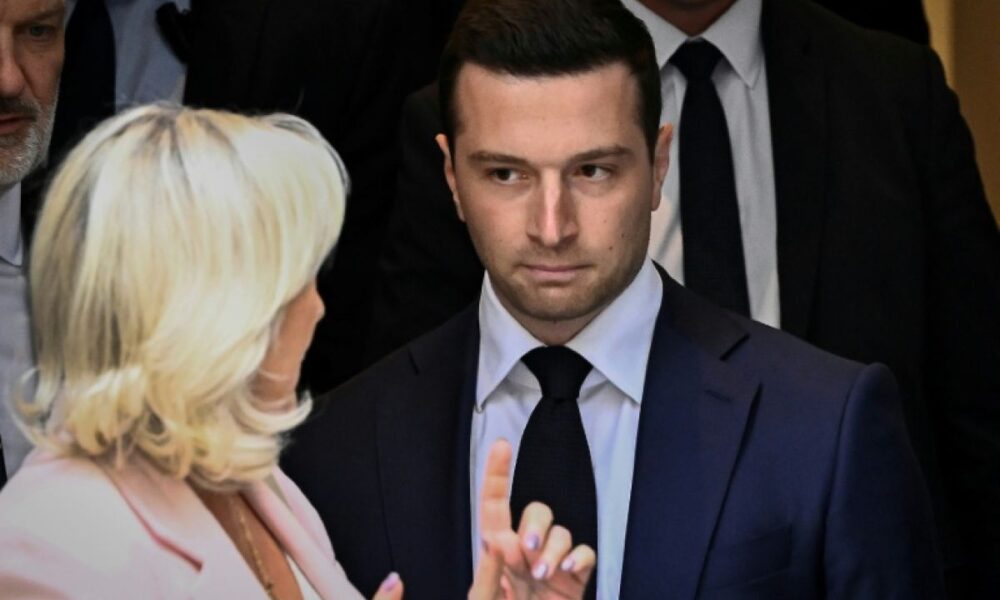 Jordan Bardella remet son costume de numéro deux