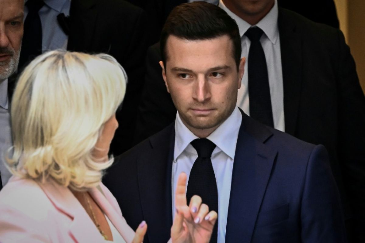 Jordan Bardella remet son costume de numéro deux