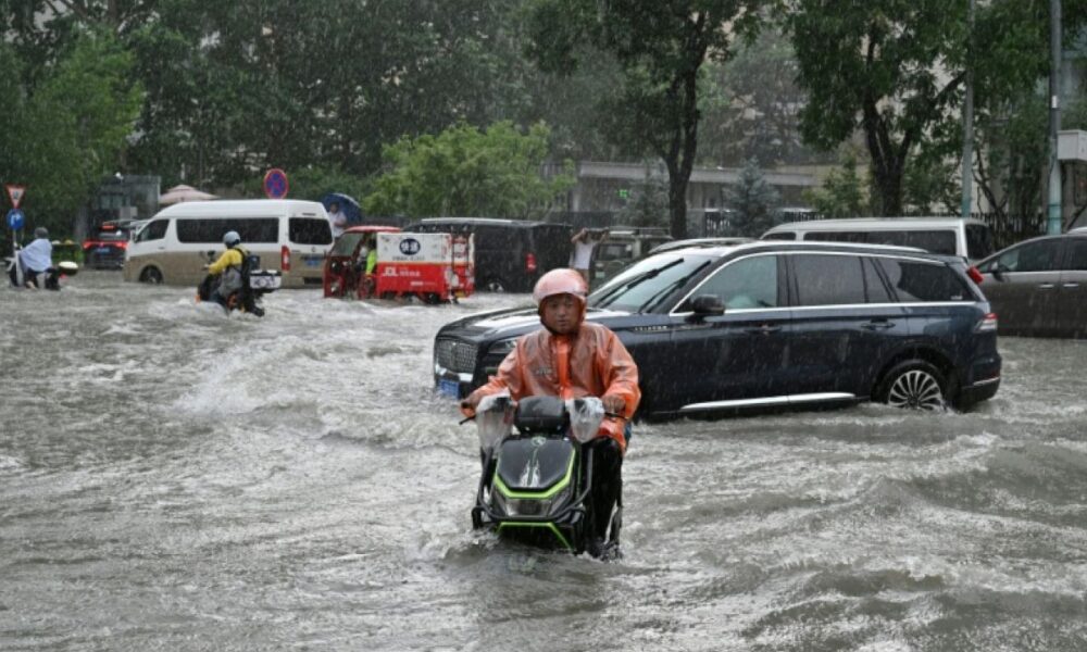 15 morts et des dizaines de milliers d'évacués les pluies diluviennes frappent la Chine